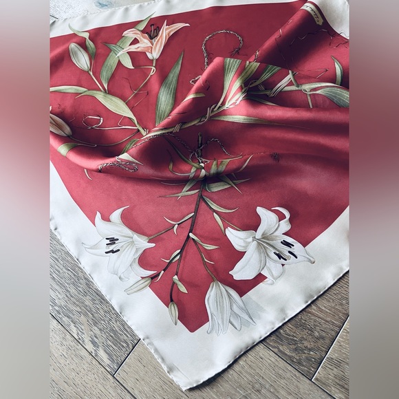 SALVATORE FERRAGAMO “Charming Lillies” 100% Silk Scarf Rose/Ivory, 33x34 Italian - Picture 10 of 13